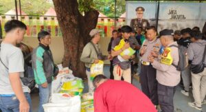 Polsek Metro Menteng Bagikan Sembako untuk Komunitas Ojol Peserta Apel Bersama Polda Metro Jaya di Monas
