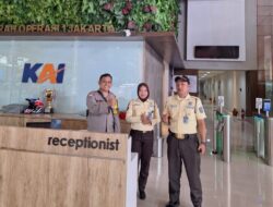 Bhabinkamtibmas Pegangsaan Sambang Kantor PT KAI, Ajak Security Perkuat Pengawasan Lingkungan