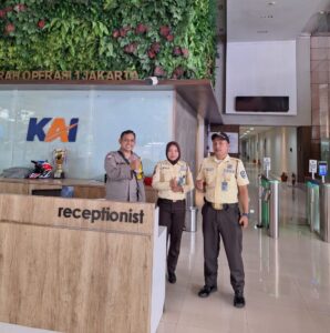 Bhabinkamtibmas Pegangsaan Sambang Kantor PT KAI, Ajak Security Perkuat Pengawasan Lingkungan
