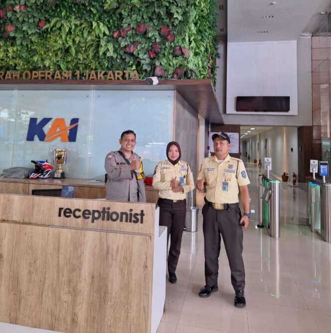 
					Bhabinkamtibmas Pegangsaan Sambang Kantor PT KAI, Ajak Security Perkuat Pengawasan Lingkungan