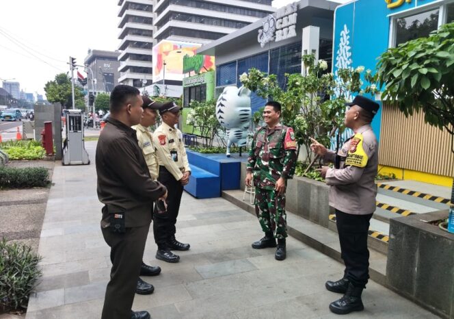 
					TNI–Polri Bersinergi Jaga Kamtibmas, Bhabinkamtibmas Gondangdia dan Babinsa Patroli Dialogis di Gedung Sarinah