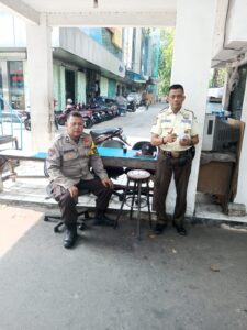 Arahan Kepada Satpam” Oleh Bhabinkamtibmas Karang Anyar di Ruko 55