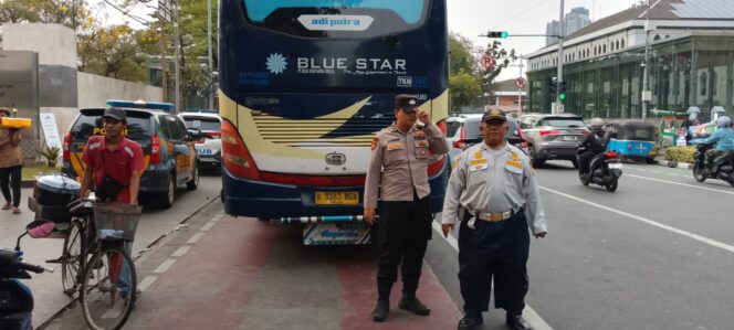 
					Panit Sabhara Polsek Sawah Besar Kawal Pengamanan Istigosah Hari Santri di Istiqlal