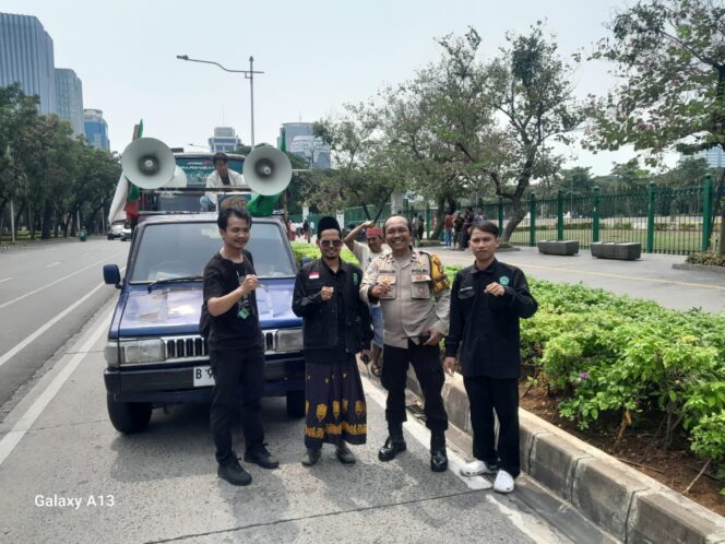 
					Bhabinkamtibmas Kelurahan Gambir Kawal Aksi Damai Pagar Nusa di Kawasan Monas Selatan, Situasi Aman dan Kondusif