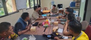 Bhabinkamtibmas Petojo Utara Hadiri Rapat Evaluasi Keamanan Wilayah, Perkuat Sinergi dan Kepedulian Bersama