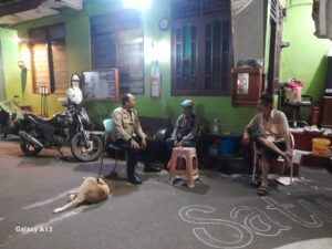 Bhabinkamtibmas Kelurahan Gambir Ajak Warga RW 04 Perkuat Keamanan Lingkungan Lewat Sambang Satkamling