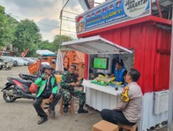 Bhabinkamtibmas dan Babinaa Jalin Silaturahmi Dengan Komunitas Ojol Di Rakyat Mart Karet Tengsin