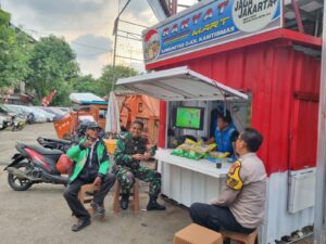 Bhabinkamtibmas dan Babinaa Jalin Silaturahmi Dengan Komunitas Ojol Di Rakyat Mart Karet Tengsin