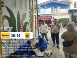 Langkah Antisipatif Musim Hujan, Bhabinkamtibmas Kelurahan Kemayoran Pantau Normalisasi Saluran Air