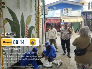 Langkah Antisipatif Musim Hujan, Bhabinkamtibmas Kelurahan Kemayoran Pantau Normalisasi Saluran Air