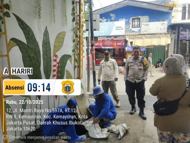 
					Langkah Antisipatif Musim Hujan, Bhabinkamtibmas Kelurahan Kemayoran Pantau Normalisasi Saluran Air