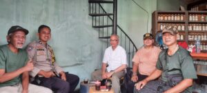 Bhabinkamtibmas Kebon Melati Sambangi Tokoh Masyarakat Sebagai Cooling System