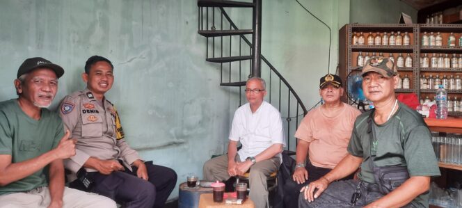 
					Bhabinkamtibmas Kebon Melati Sambangi Tokoh Masyarakat Sebagai Cooling System