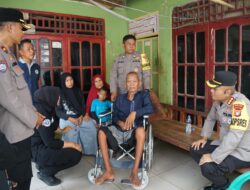 Bakti Kesehatan Polres Metro Bekasi: Kapolrestro Serahkan Kursi Roda untuk Warga Stroke di Cikarang Barat