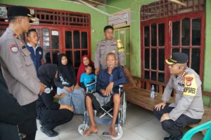 Bakti Kesehatan Polres Metro Bekasi: Kapolrestro Serahkan Kursi Roda untuk Warga Stroke di Cikarang Barat