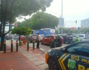 Unit Patko Polsek Metro Gambir Laksanakan Pengaturan Lalu Lintas di TL Veteran III, Antisipasi Kepadatan Sore Hari