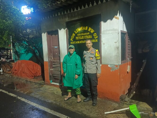 
					Bhabinkamtibmas Kelurahan Petojo Utara Ajak Warga Satkamling RW 03 Perkuat Kewaspadaan Lingkungan