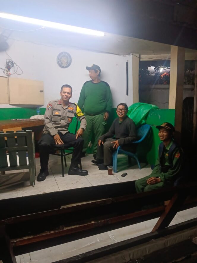 
					Bhabinkamtibmas Petojo Utara Sambangi Satkamling RW 02, Ajak Warga Aktif Jaga Keamanan Lingkungan