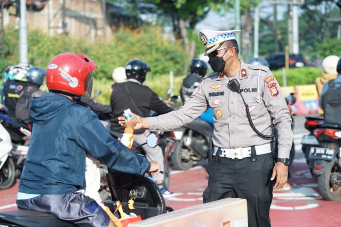 
					Kapolrestro Bekasi Turun Yanmas, Tertibkan Arus Pagi dan Bagikan Susu untuk Pelajar di TL Jurong