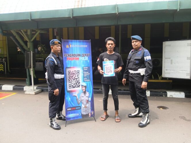 
					Provos Satbrimob Polda Metro Jaya Sosialisasikan Layanan Pengaduan Masyarakat (Yanduan) Divpropam Polri