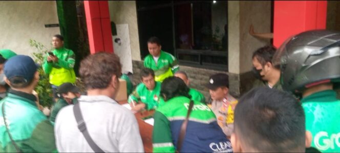 
					Polsek Metro Menteng Bagikan Helm Kamtibmas Untuk Komunitas Ojol Peserta Apel Bersama Polda Metro Jaya