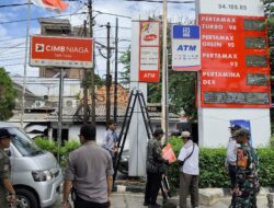 Polsek Johar Baru Kawal Pengamanan Pemasangan Stiker Penunggak Pajak Daerah