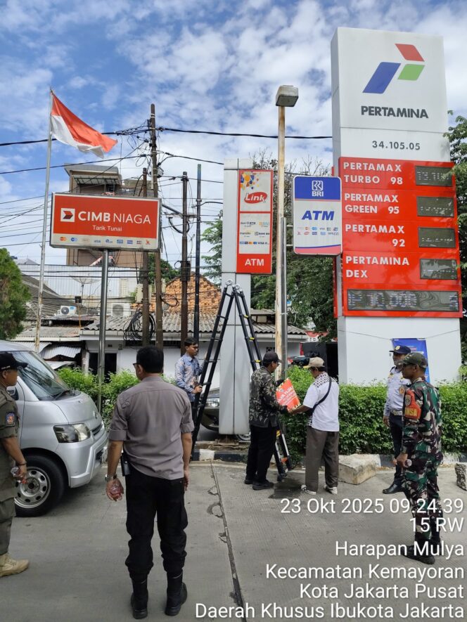 
					Polsek Johar Baru Kawal Pengamanan Pemasangan Stiker Penunggak Pajak Daerah