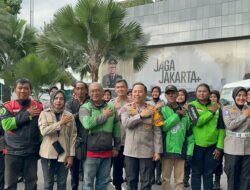 Gelar Jumat Peduli, Polda Metro Jaya Salurkan 400 Paket Sembako Untuk Pengemudi Ojek Online