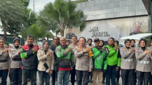 Gelar Jumat Peduli, Polda Metro Jaya Salurkan 400 Paket Sembako Untuk Pengemudi Ojek Online