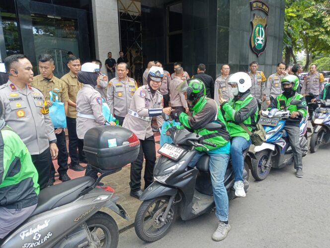
					Gelar Jumat Peduli, Polda Metro Jaya Salurkan 400 Paket Sembako Untuk Pengemudi Ojek Online