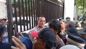 Jumat Berkah, Bhabinkamtibmas Menteng Bagikan 100 Nasi Siap Saji untuk Warga Kurang Mampu