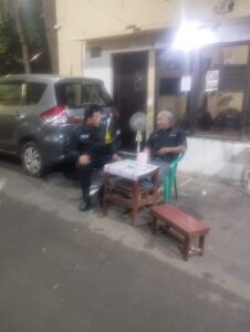 Sambang Pos Kamling, Bhabinkamtibmas Tanah Tinggi Ingatkan Warga Waspada Curanmor dan Guantibmas