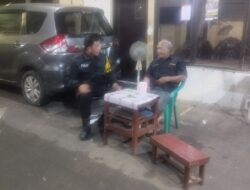 Sambang Pos Kamling, Bhabinkamtibmas Tanah Tinggi Ingatkan Warga Waspada Curanmor dan Guantibmas