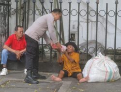 Jumat Berkah, Polsek Sawah Besar Bagikan Nasi Bungkus untuk Warga Kurang Mampu