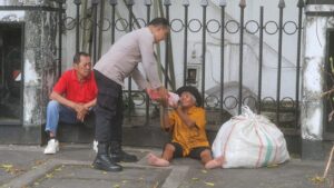 Jumat Berkah, Polsek Sawah Besar Bagikan Nasi Bungkus untuk Warga Kurang Mampu