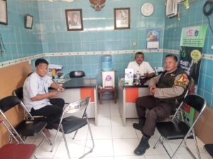Bhabinkamtibmas Karang Anyar, Sambangi Tokoh Warga, ngobrol Kamtibmas terkini