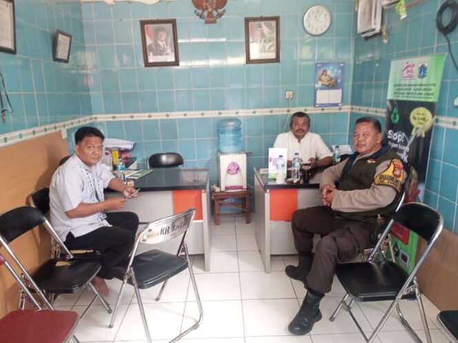 
					Bhabinkamtibmas Karang Anyar, Sambangi Tokoh Warga, ngobrol Kamtibmas terkini