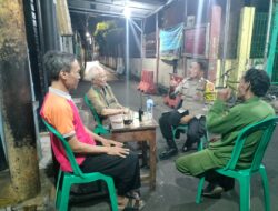 Patroli Malam Bhabinkamtibmas Kebon Kosong, Pantau Keaktifan Pos Kamling dan Warg