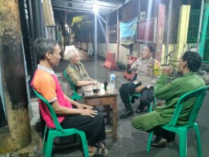 Patroli Malam Bhabinkamtibmas Kebon Kosong, Pantau Keaktifan Pos Kamling dan Warg