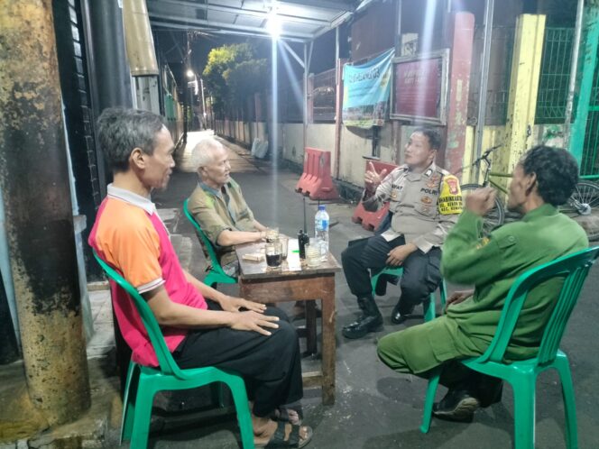 
					Patroli Malam Bhabinkamtibmas Kebon Kosong, Pantau Keaktifan Pos Kamling dan Warg