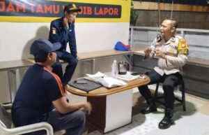 Bhabinkamtibmas Cempaka Putih Timur Sambang Pos Kamling, Wujud Kepedulian Polri dalam Menjaga Keamanan Lingkungan