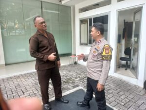 Bhabinkamtibmas Kebon Kacang Saling Koordinasi Dengan Security Asuransi Staco Mandiri Sampaikan Imbauan