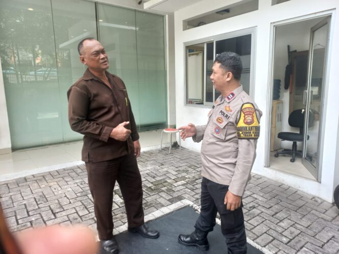 
					Bhabinkamtibmas Kebon Kacang Saling Koordinasi Dengan Security Asuransi Staco Mandiri Sampaikan Imbauan