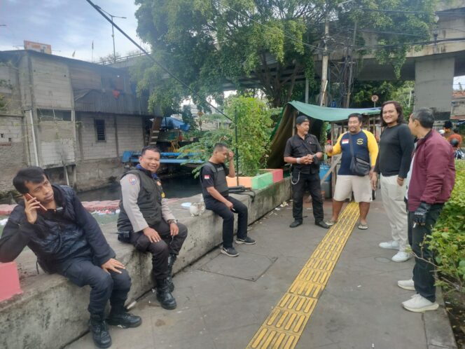 
					Bhabinkamtibmas Duri Pulo Bersama Pokdarkamtibmas Patroli Malam, Hadirkan Rasa Aman bagi Warga