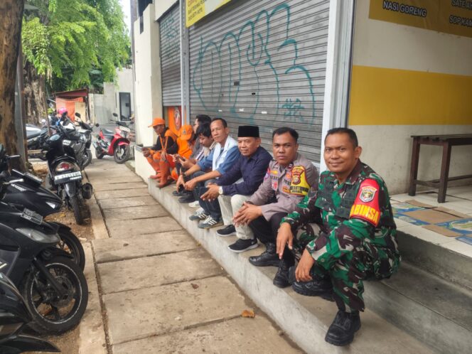 
					Bhabinkamtibmas dan Babinsa Benhil Patroli Dialogis dan Sambangi Ketua RW 11 Serta Warga Sampaikan Imbauan