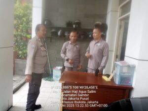Bhabinkamtibmas Kelurahan Gambir Lakukan Pembinaan Satpam Perkantoran, Tekankan Kewaspadaan dan Sinergi Keamanan