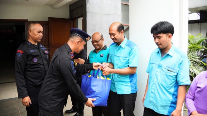 
					Menyambut HUT ke-80 Korps Brimob Polri, Brimob Polda Metro Jaya Gelar Bakti Sosial di Gereja GPIB Karunia Ciputat