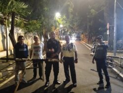 Bhabinkamtibmas Menteng Sambangi Satkamling Surabaya Timur, Ajak Warga Aktif Jaga Keamanan Lingkungan