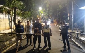 Bhabinkamtibmas Menteng Sambangi Satkamling Surabaya Timur, Ajak Warga Aktif Jaga Keamanan Lingkungan