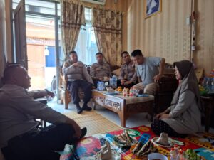 PEDULI ANGGOTA, POLSEK SENEN BESUK BHABINKAMTIBMAS YANG SEDANG SAKIT
